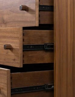 Cameron Dresser -MIUBOW Furniture Shop 234477 001 DET 6