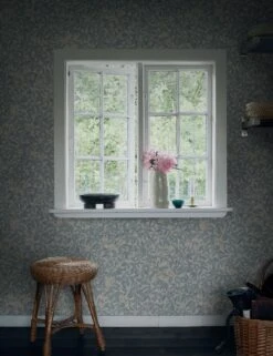 Scalamandre Linnea Wallpaper By Sandberg -MIUBOW Furniture Shop Linnea misty blue 838 36 SITECROP