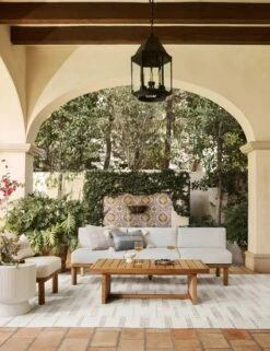 Simi Indoor/Outdoor Rug -MIUBOW Furniture Shop OutdoorLivingRoomIII 1230 SITECROP 1d77f0db 7c68 485b a7db 023562e54470