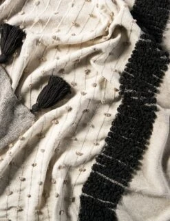 Huda Throw -MIUBOW Furniture Shop SOJ01 2