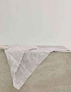 Linen Table Napkins (Set Of 4) By Cultiver 29 Linen Table Napkins (Set Of 4) By Cultiver -MIUBOW Furniture Shop cultiver linen table napkins set of 4 pinstripe 1