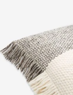 Lundy Pillow -MIUBOW Furniture Shop fii001 detail corner